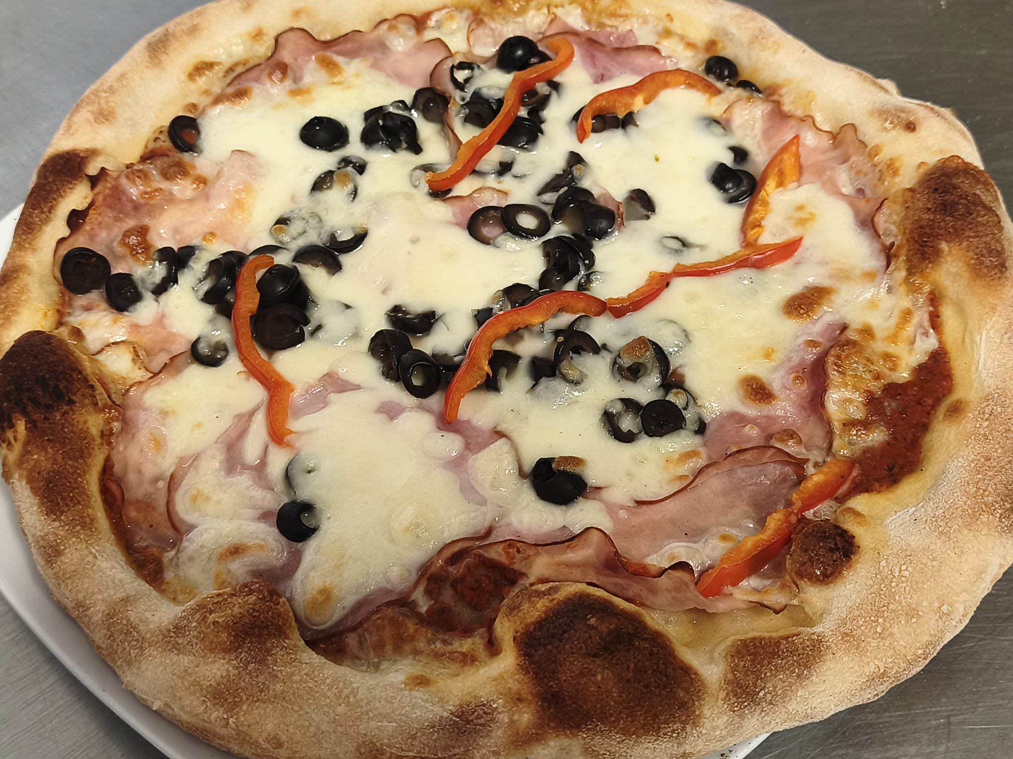 Pizza Casei cu jambon, salam chorizo, cârnăciori și măsline - Motanul Galanton Snagov