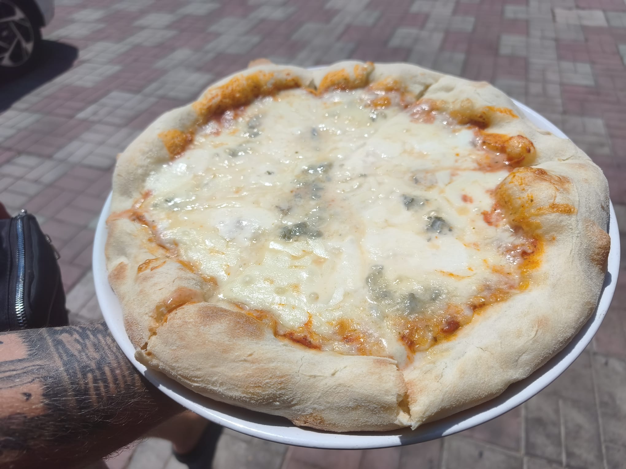 Pizza Quattro Formaggi cu brie, gorgonzola și bocconcini - Motanul Galanton Snagov